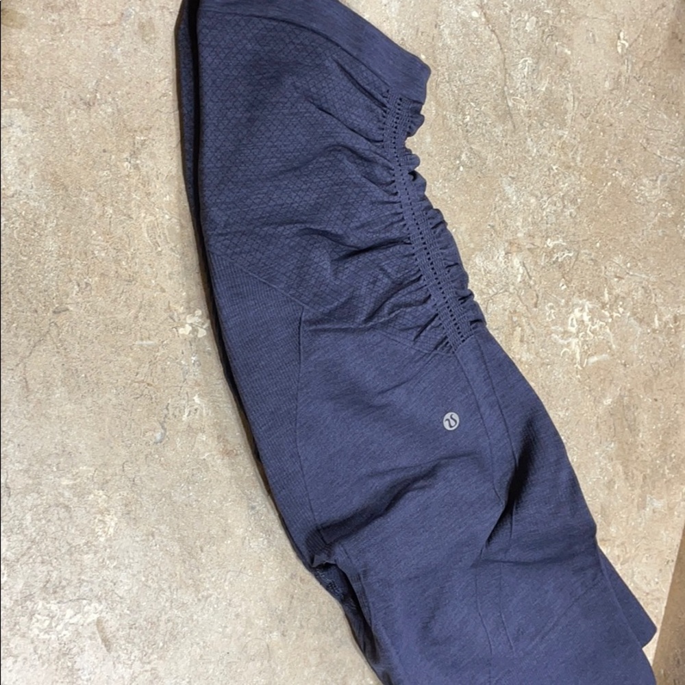 Size 6 navy Lululemon cropped leggings. Seamless